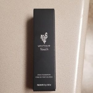 Younique stick foundation tuelle